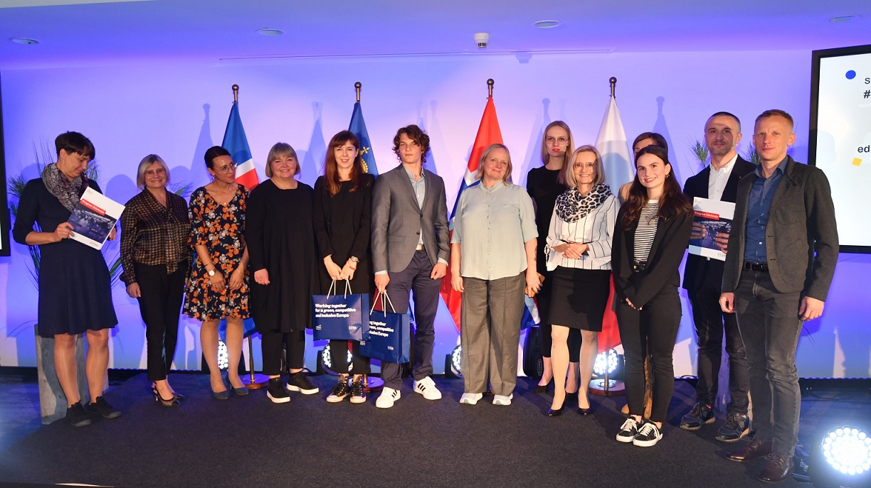 Zdjęcie przedstawia laureatów konkursu #Edustories, którzy znajdują się na scenie wraz z reprezentantami FRSE oraz Państw-Darczyńców Programu Edukacja (MF EOG 2014-2021)